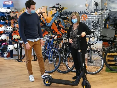 Remise de la trottinette électrique offerte par Proxy Cycle et K6FM !